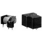 Zwei schwarze Würfelstühle; einer ist geöffnet, um einen Sessel zu zeigen, der andere ist geschlossen und zeigt eine Würfelform.