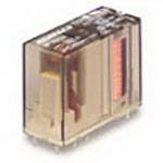 Ein kleines transparentes elektrisches Relais mit mehreren Stiften und sichtbaren elektronischen Komponenten im Inneren.