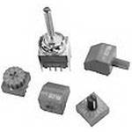 Fünf verschiedene elektronische Bauteile, darunter Schalter und Knöpfe, von oben betrachtet.