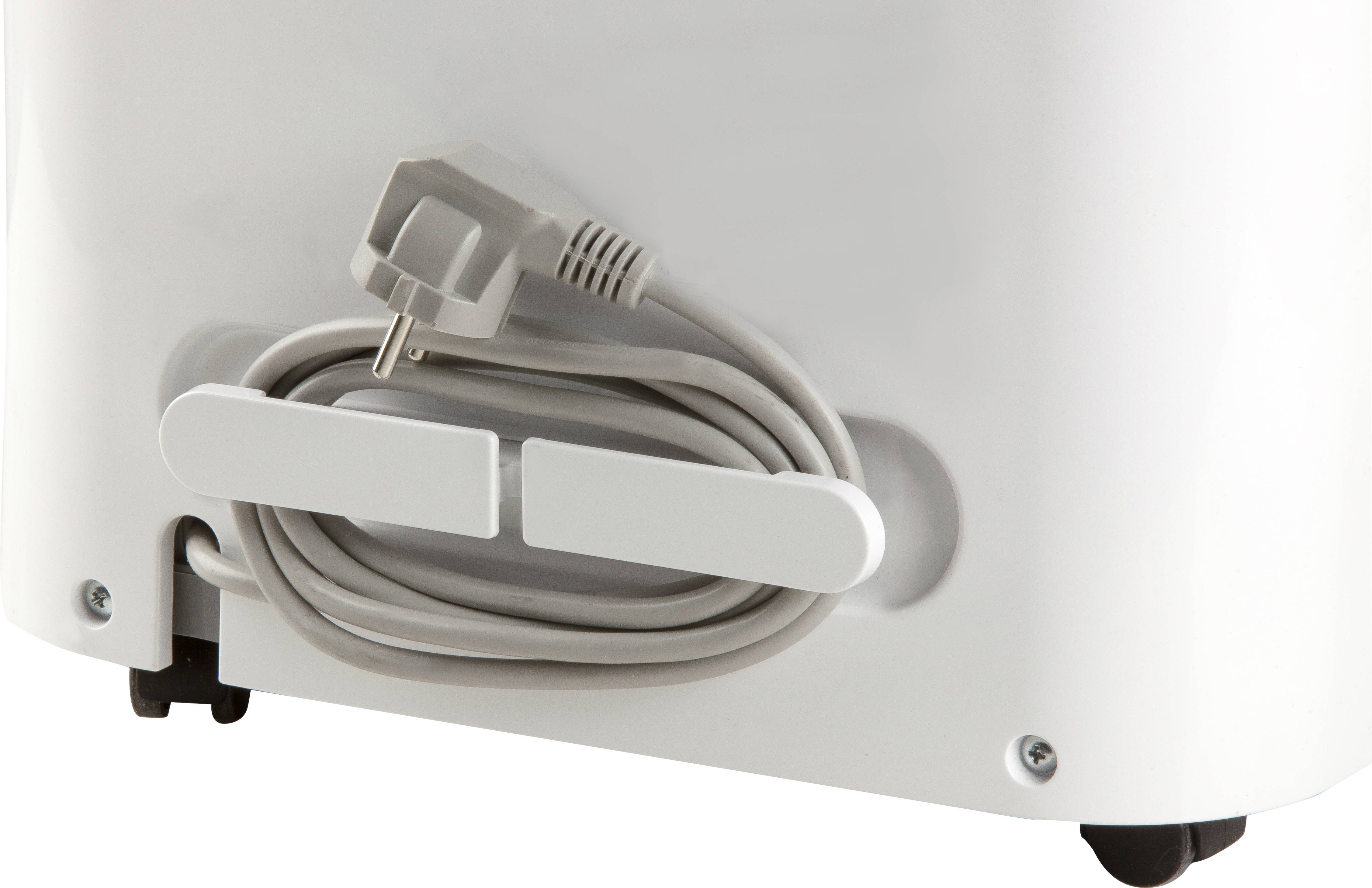 Netzkabel eines elektrischen Geräts, ordentlich um eine Halterung gewickelt, mit Stecker, auf der Rückseite eines weißen Geräts montiert.