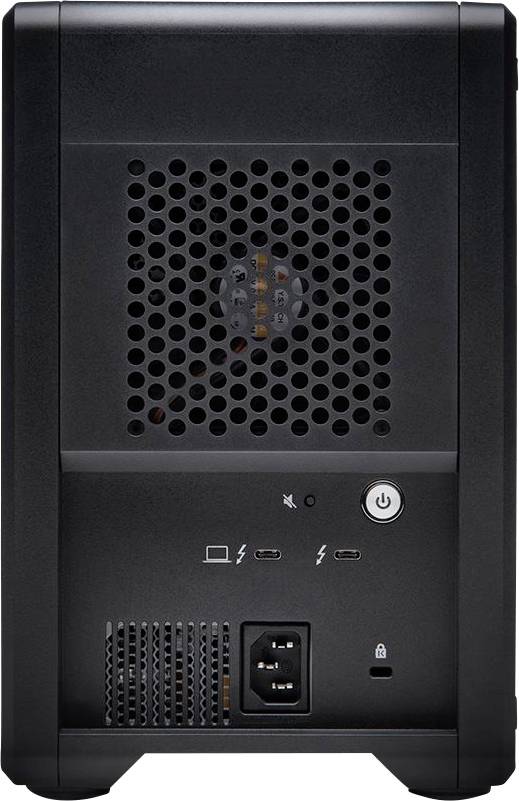 Der hintere Teil eines schwarzen Computergehäuses mit Lüftungsgitter, zwei USB-C-Anschlüssen, Netzschalter und Stromanschluss.