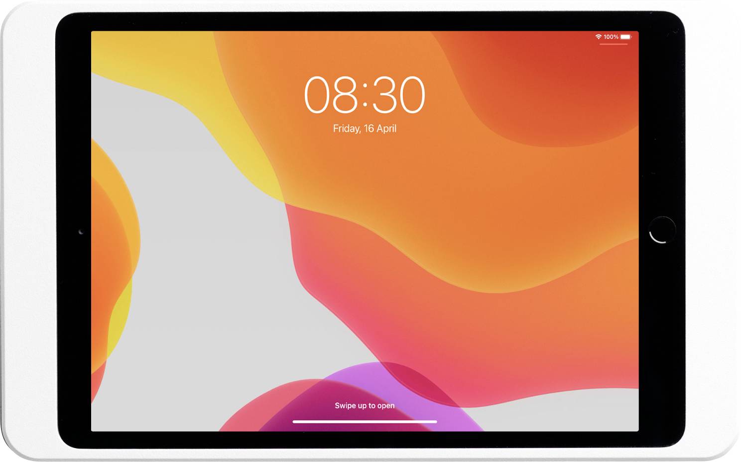 Ein Tablet mit eingeschaltetem Display zeigt Datum 'Freitag, 16. April' und Uhrzeit '08:30'. Hintergrund in orange-grau.