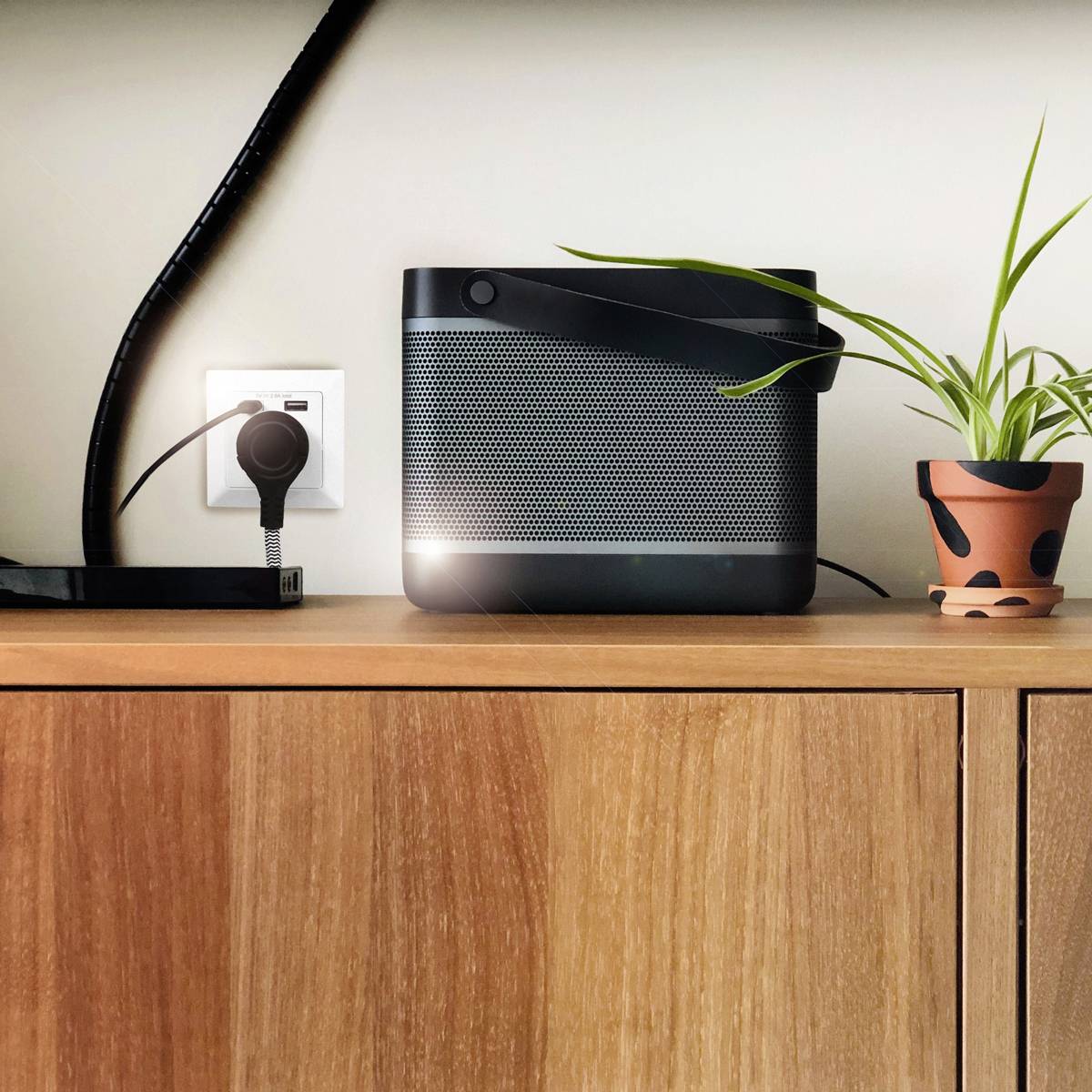 LogiLink PA0262 Unterputz-Steckdose mit USB-Ladeausgang, erhöhter Berührungsschutz Weiß