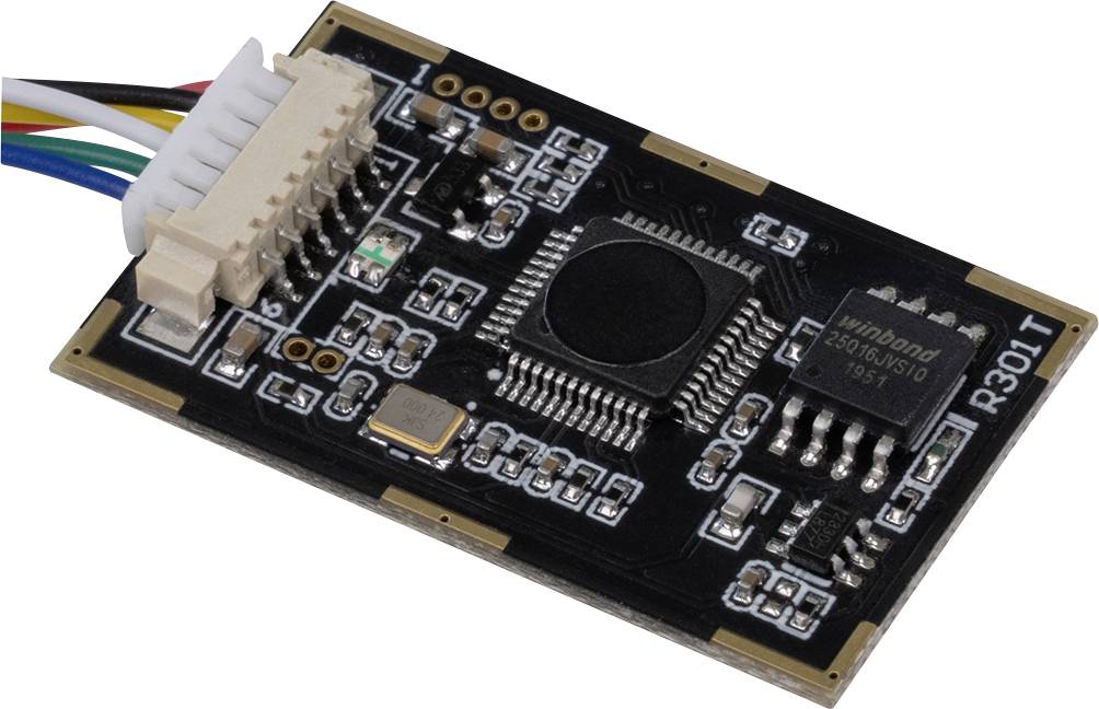 Mikrocontroller-Platine mit verschiedenen Anschlüssen und Chips, darunter ein zentraler schwarzer Chip.