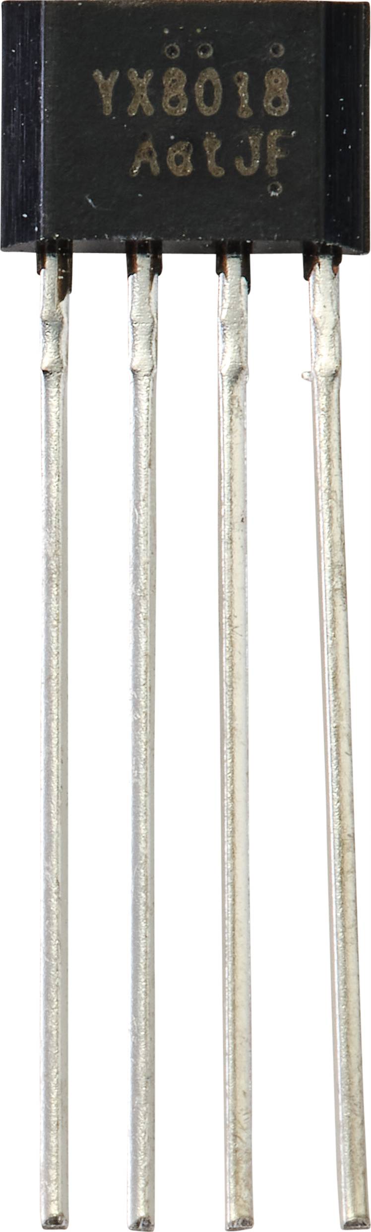 Ein vierbeiniger Transistor im TO-92-Gehäuse ist senkrecht dargestellt. Oben sind Beschriftungen auf dem schwarzen Gehäuse sichtbar.
