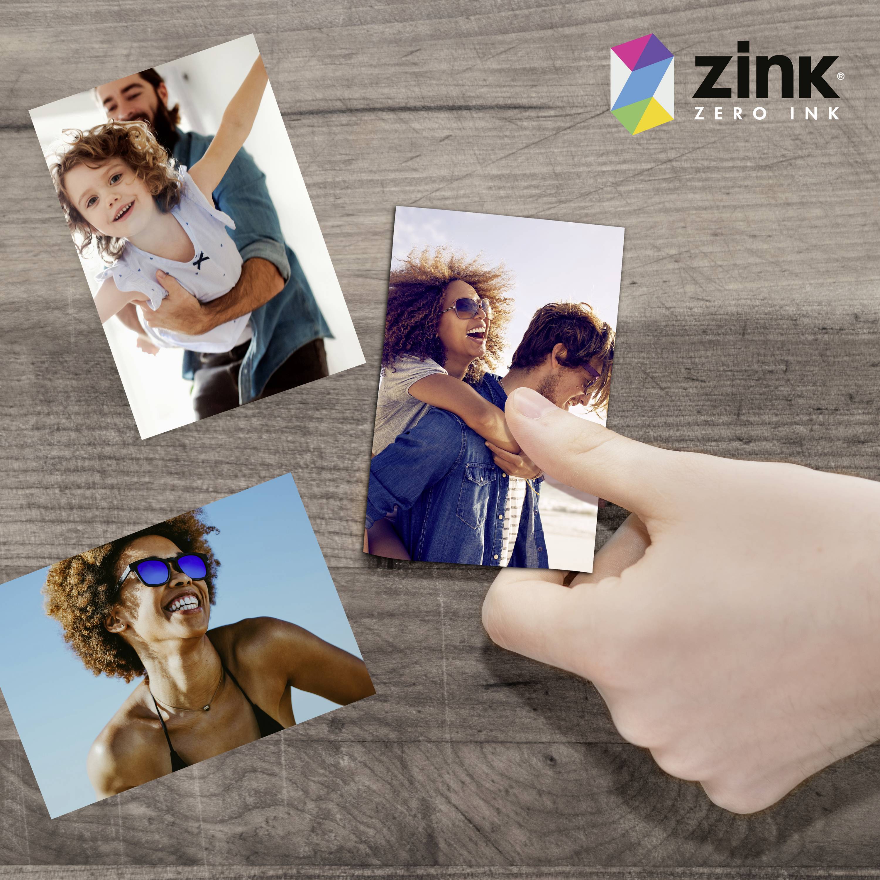 Drei Fotodrucke auf Holz, gezeigt von einer Hand. Oben links: Kind und Erwachsener fröhlich. Oben rechts: Frauen umarmen sich. Unten links: Frau am Strand. ZINK-Logo oben rechts.