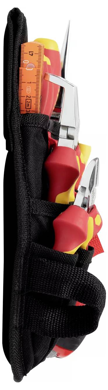 Ein Satz isolierter Handwerkzeuge, einschließlich eines Lineals, eines Flachkopfschraubendrehers und einer Zange in einem schwarzen Werkzeughalter, entwickelt für Elektroarbeiten.