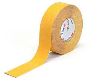 Gelbes Klebeband, teilweise abgerollt, vor weißem Hintergrund.