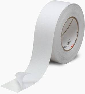 Große Rolle weißes Klebeband, teilweise abgerollt. Ideal zur Abdichtung, Bündelung und Reparaturen.