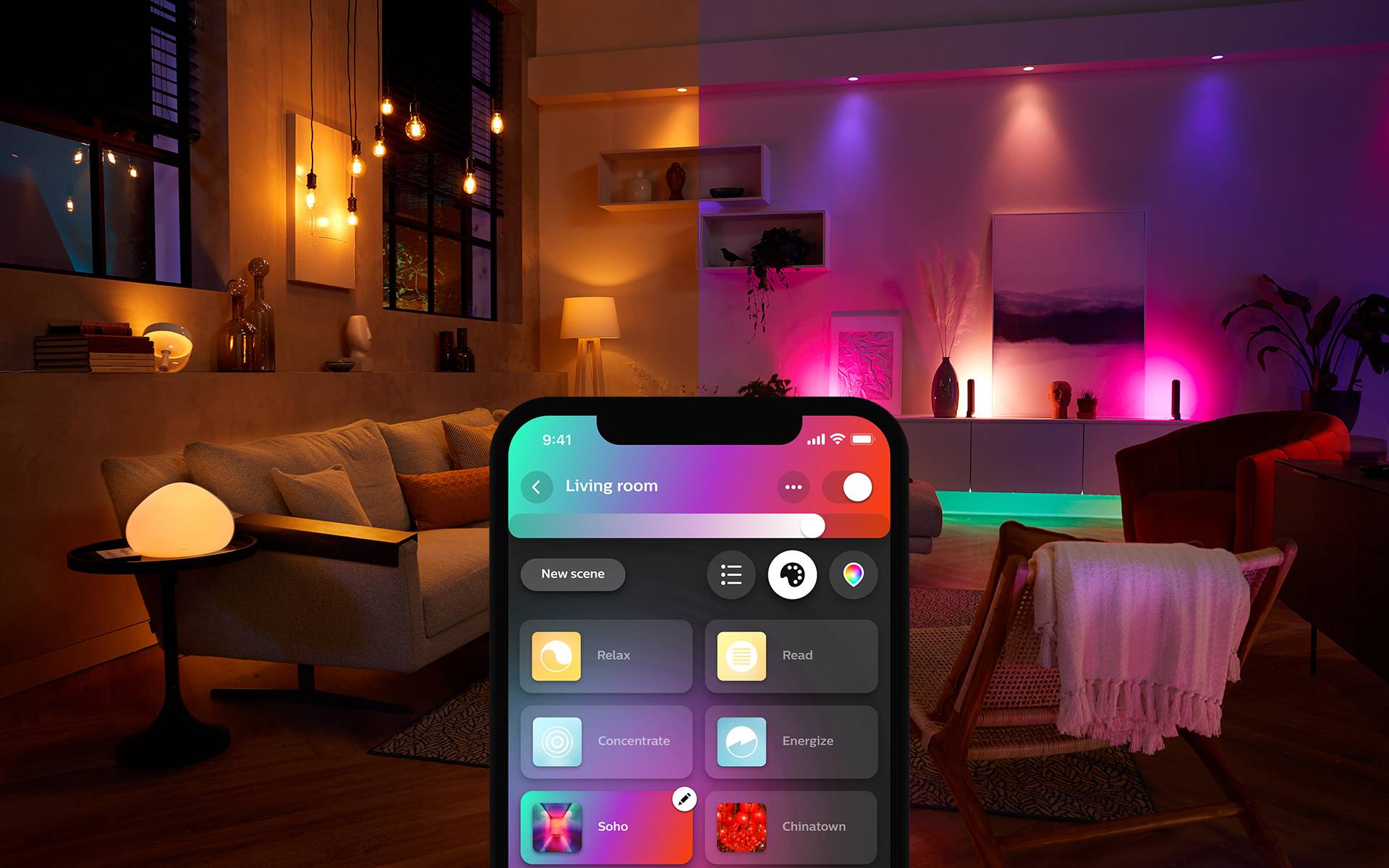 Ein Wohnzimmer mit stimmungsvoller Beleuchtung in verschiedenen Farben. Im Vordergrund ein Smartphone, das Beleuchtung steuert.