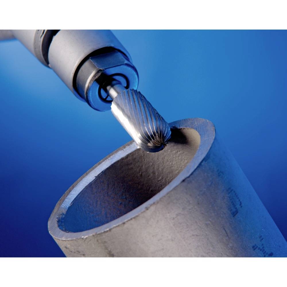Ein rotierendes Werkzeug bearbeitet die Innenfläche eines Metallrohrs vor blauem Hintergrund, betont metallische Oberflächenbearbeitung.