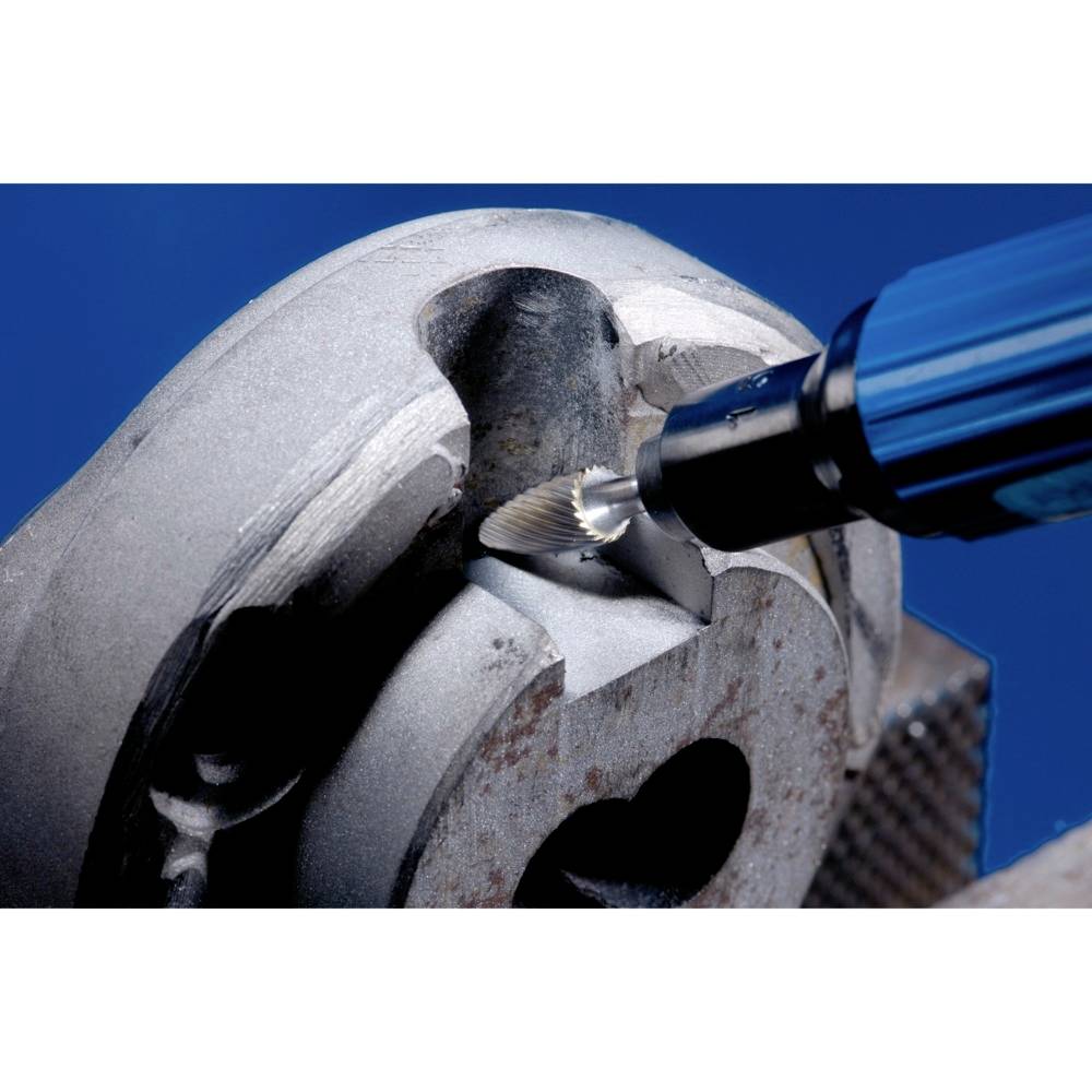 Nahaufnahme eines rotierenden Fräsers, der einen Metallblock bearbeitet. Der Hintergrund ist blau.