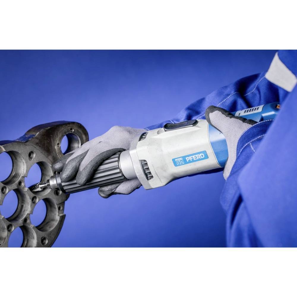 Eine Person mit blauen Handschuhen benutzt eine blaue Elektrowerkzeugmaschine, um ein Metallteil mit mehreren Löchern zu bearbeiten.