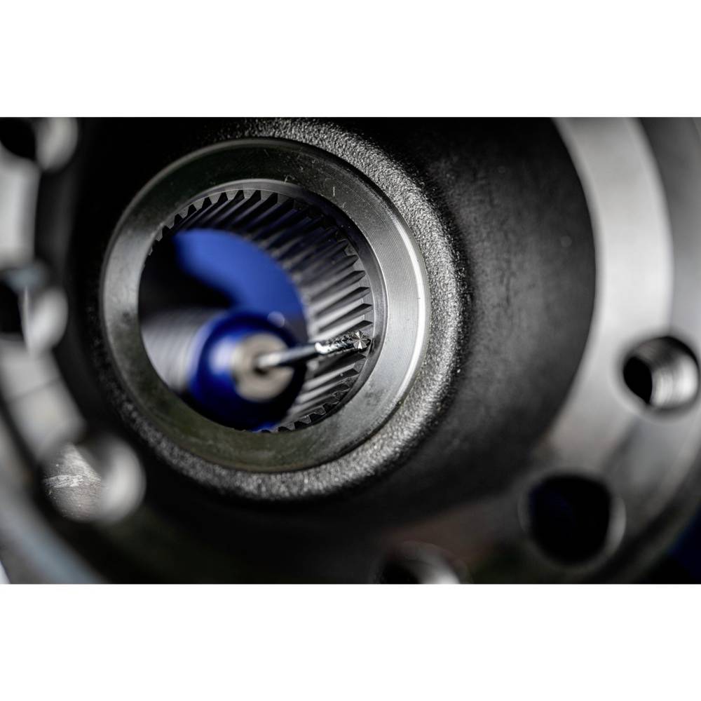 Nahaufnahme eines mechanischen Bauteils mit Zahnrädern und Metallstrukturen. Die Komplexität und Präzision der Maschinenteile ist sichtbar.