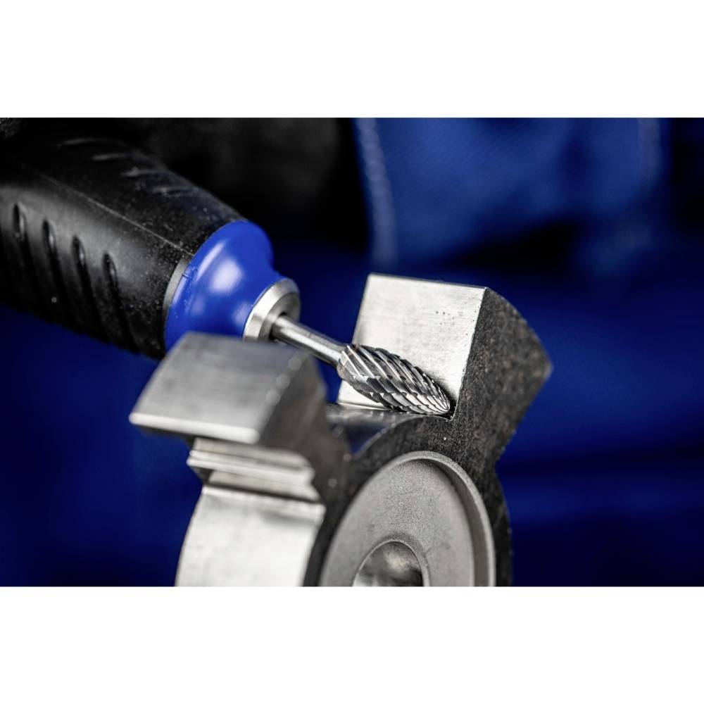 Nahaufnahme eines rotierenden Schleifwerkzeugs, das Metall bearbeitet. Das Werkzeug wird durch einen schwarzen Griff mit blauem Endstück gehalten.