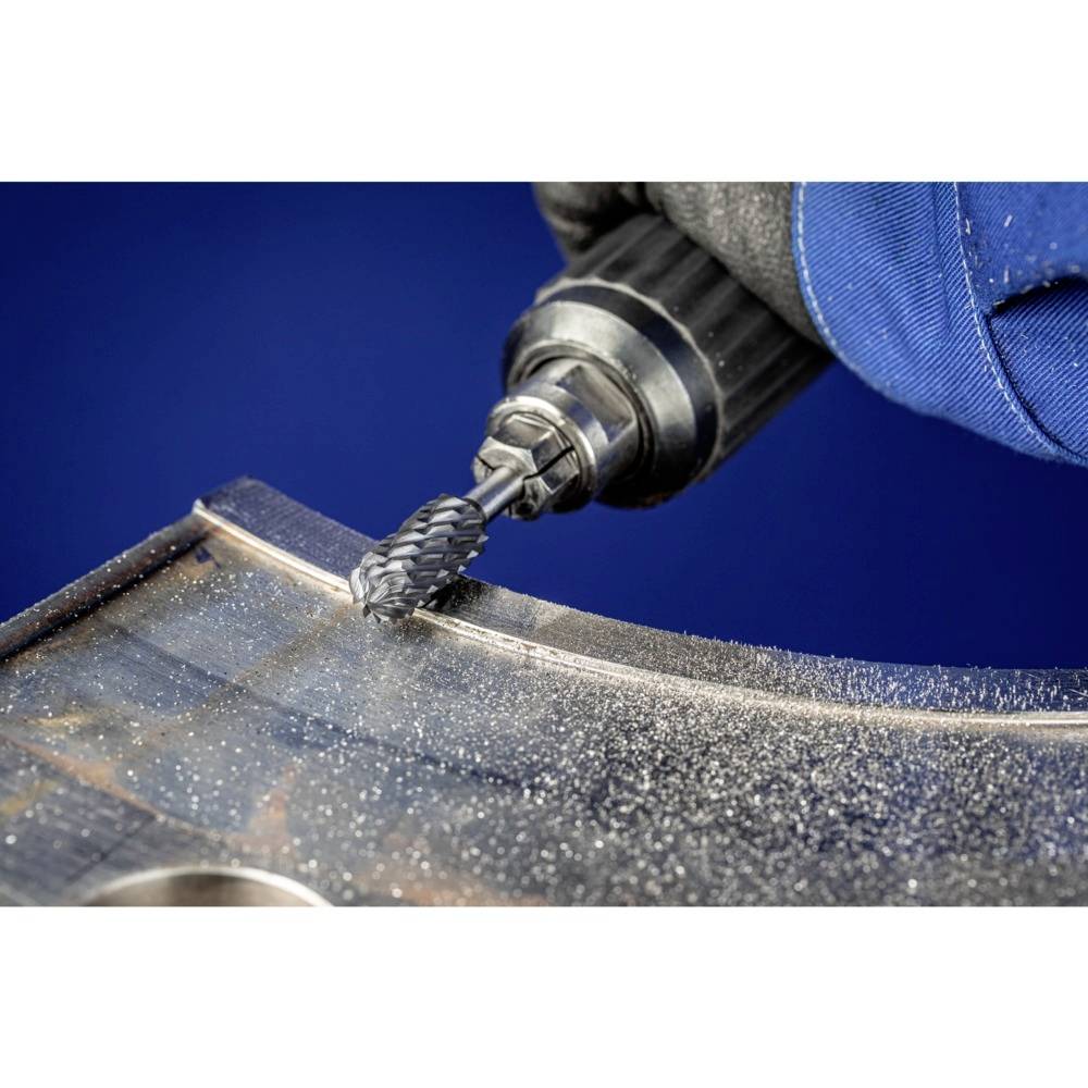 Nahaufnahme eines Handwerkers, der mit einem Elektrowerkzeug Metalloberfläche bearbeitet. Feinmetallspäne sind sichtbar.