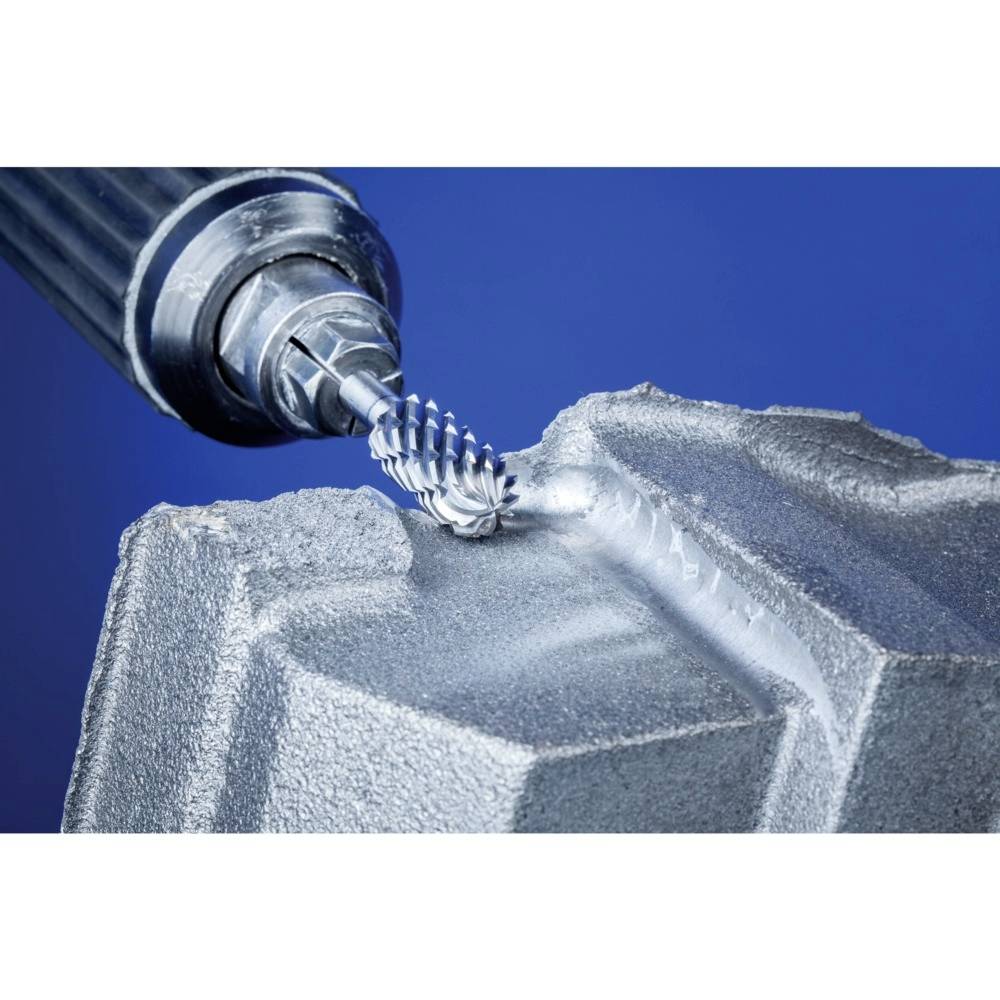 Ein rotierendes Schleifwerkzeug bearbeitet die Oberfläche eines Metallteils. Das Metall hat eine blaue, glatte Struktur und klare Kanten.