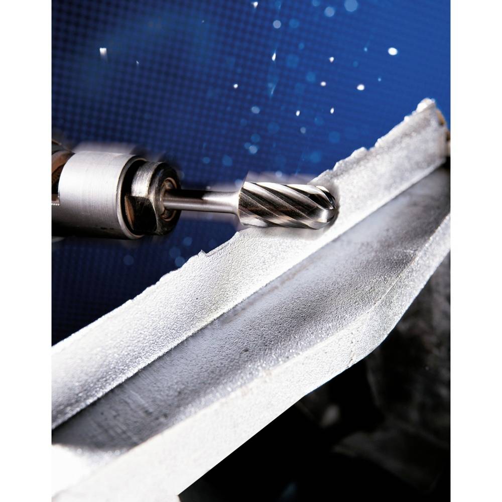 Ein Schleifwerkzeug bearbeitet eine Metalloberfläche, umgeben von blauen Funken. Fokus liegt auf Präzision und industriellem Einsatz.