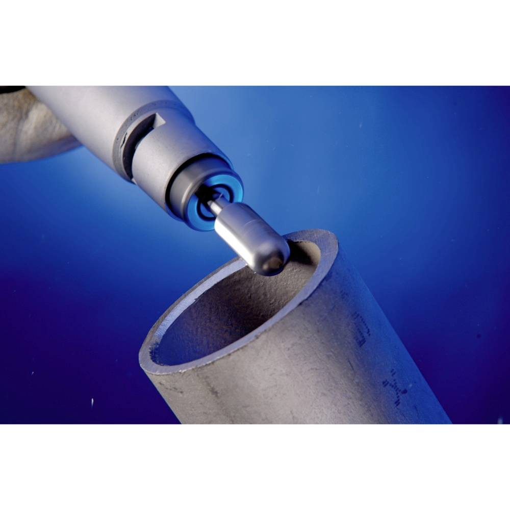 Ein Bohrer dringt in ein Metallrohr ein. Der Hintergrund ist blau und hebt den Fokus auf den Bohrvorgang hervor.