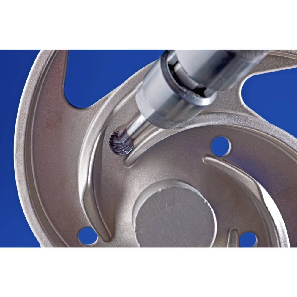 Nahaufnahme eines mechanischen Teils oder Werkzeugs, das bearbeitet oder geformt wird. Ein Fräser bearbeitet präzise das Metall.