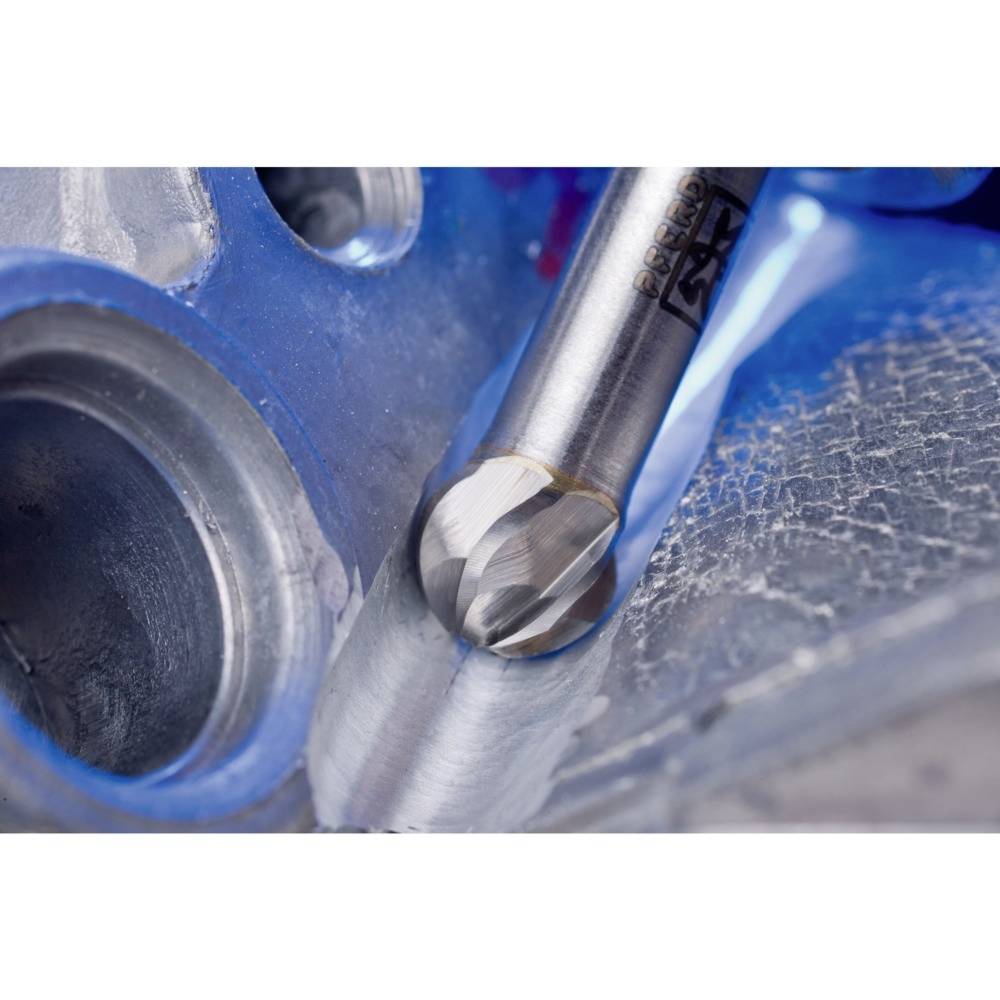 Ein Metallfräser bearbeitet eine blaue Metalloberfläche. Nahaufnahme zeigt die Präzision und das Detail der Fräsarbeit.