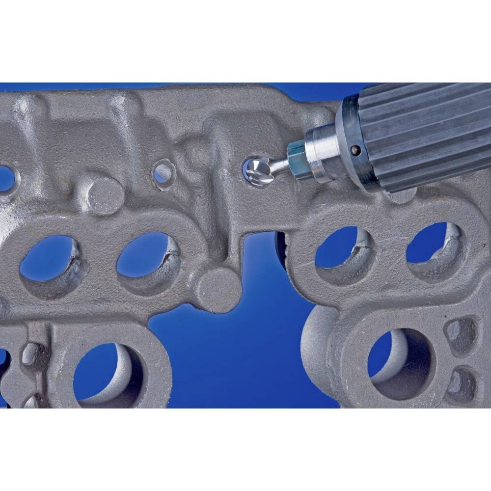 Ein metallisches Bauteil wird mit einem rotierenden Werkzeug bearbeitet. Das Werkzeug entfernt Material von der Oberfläche des Bauteils.