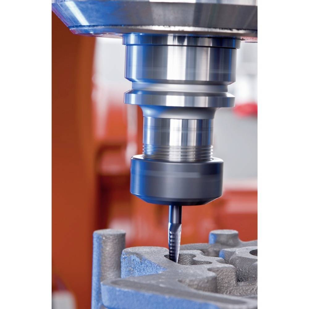 Industrielle Fräsmaschine bearbeitet Metallteil. Präzisionswerkzeug formt Oberflächen mit hoher Genauigkeit. Steckbrief: Fertigungsprozess.