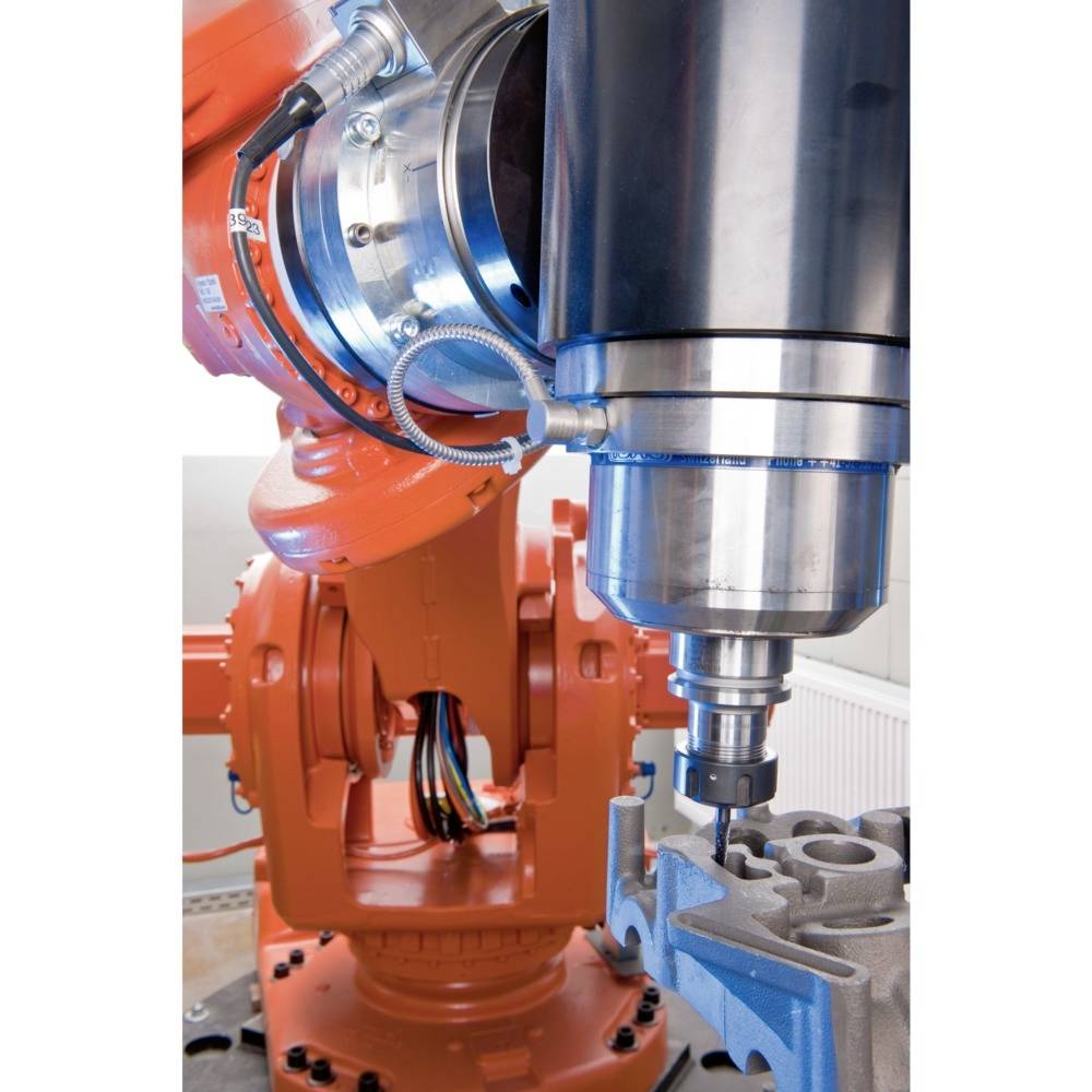 Ein orangefarbener Industrieroboter nutzt ein Fräswerkzeug, um ein Werkstück aus Metall präzise zu bearbeiten.