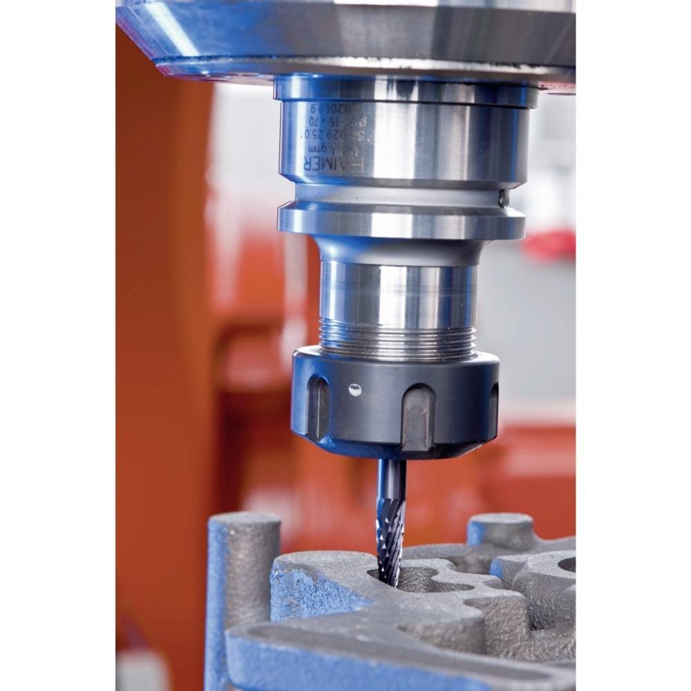 Nahaufnahme einer CNC-Fräsmaschine, die Metall bearbeitet. Ein Schneidwerkzeug bohrt präzise in ein Werkstück.