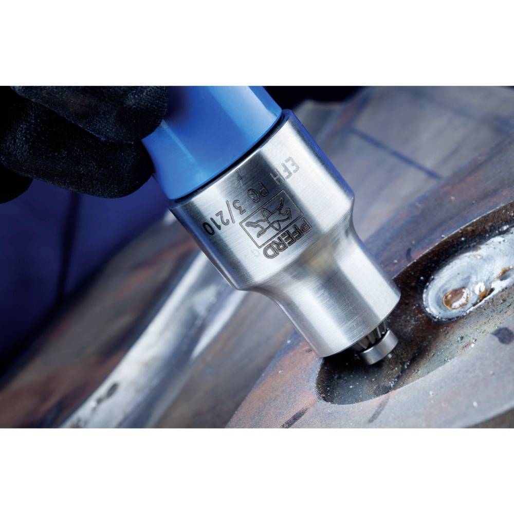 Metallarbeitswerkzeug in Gebrauch, blaue Handhalterung und Etikettnummer sichtbar, Metalloberfläche wird bearbeitet.