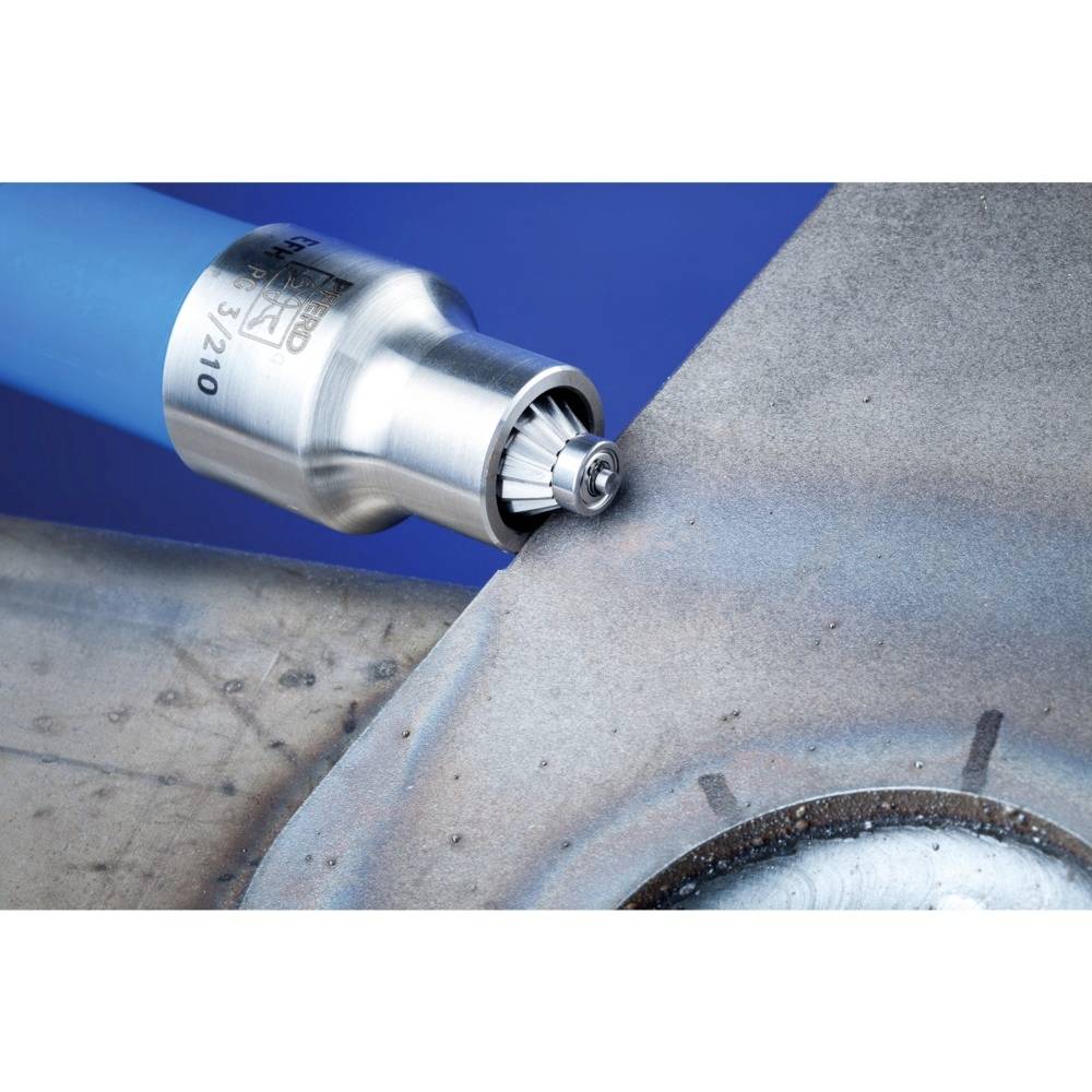 Ein blaues Werkzeug mit Metallspitze bearbeitet die Ecke eines Metallstücks.