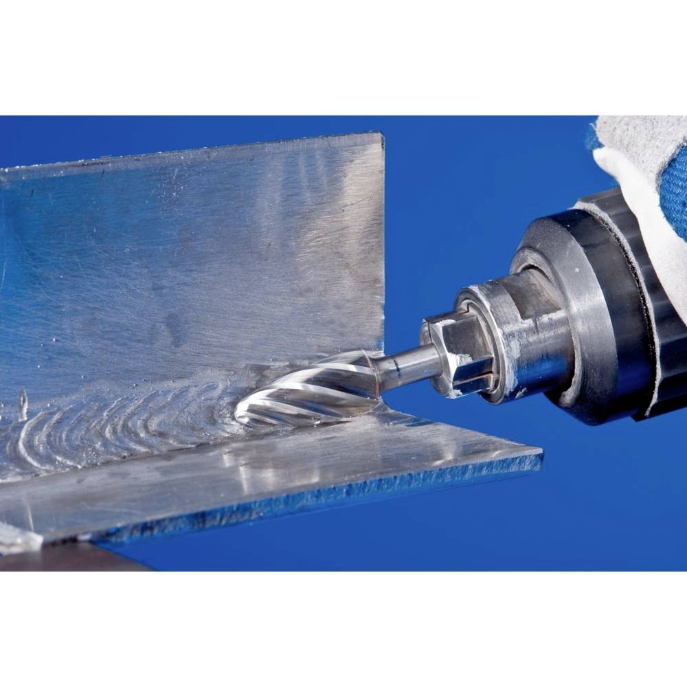 Ein Metallschneider bearbeitet ein Metallstück. Der Fräser dreht sich und hinterlässt eine glatte, bearbeitete Oberfläche auf dem Metall.