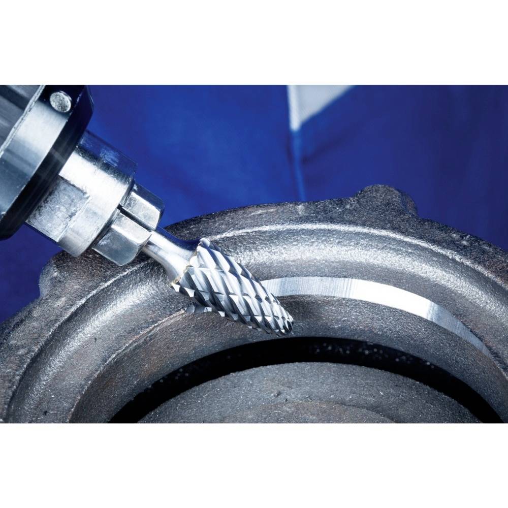 Mann bearbeitet Metall mit Fräswerkzeug, Nahaufnahme. Das Bild zeigt den Kontaktpunkt zwischen Werkzeug und Metalloberfläche.