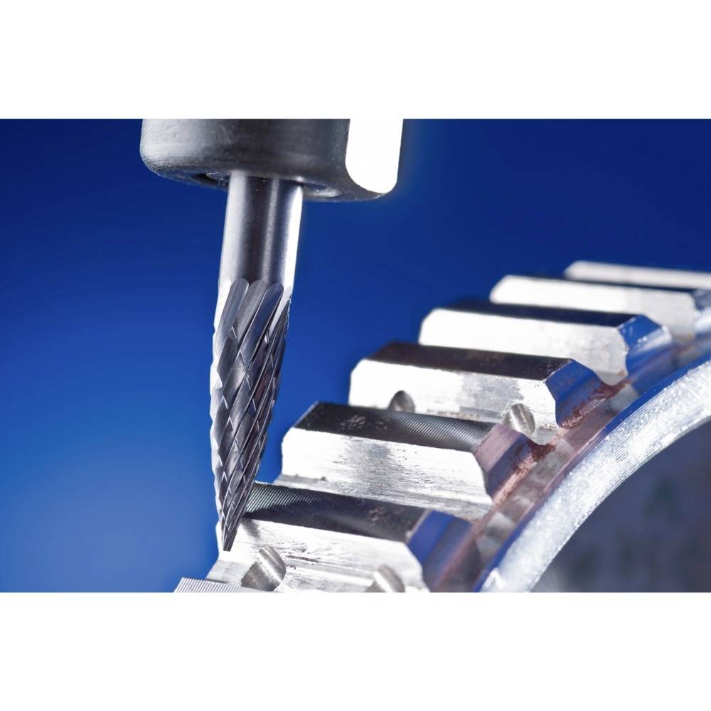 Bearbeitungswerkzeug fräst an einem großen Metallzahnrad, gezeigt in Nahaufnahme, vor blauem Hintergrund.