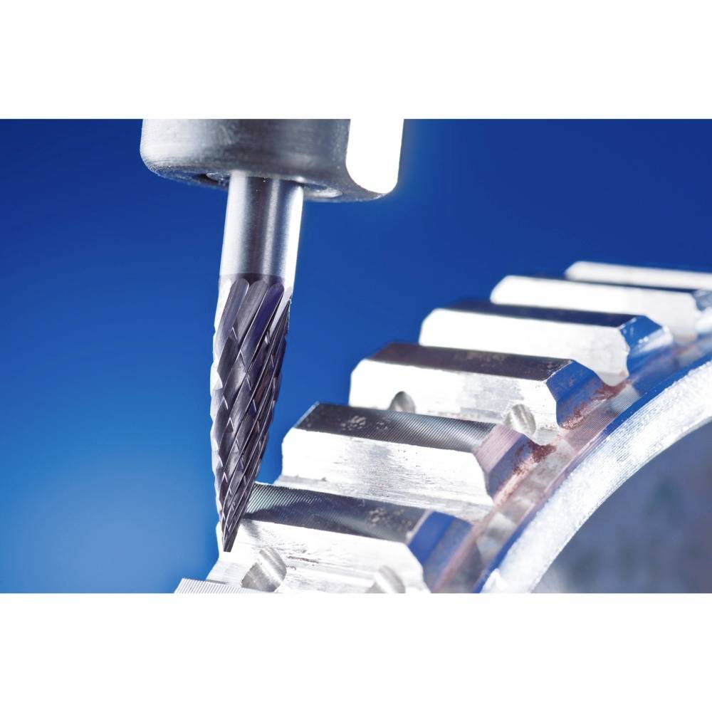 Ein Metallfräser bearbeitet ein gezahntes Rad auf einer blauen Oberfläche, zeigt Präzisionsbearbeitung in der Fertigung.