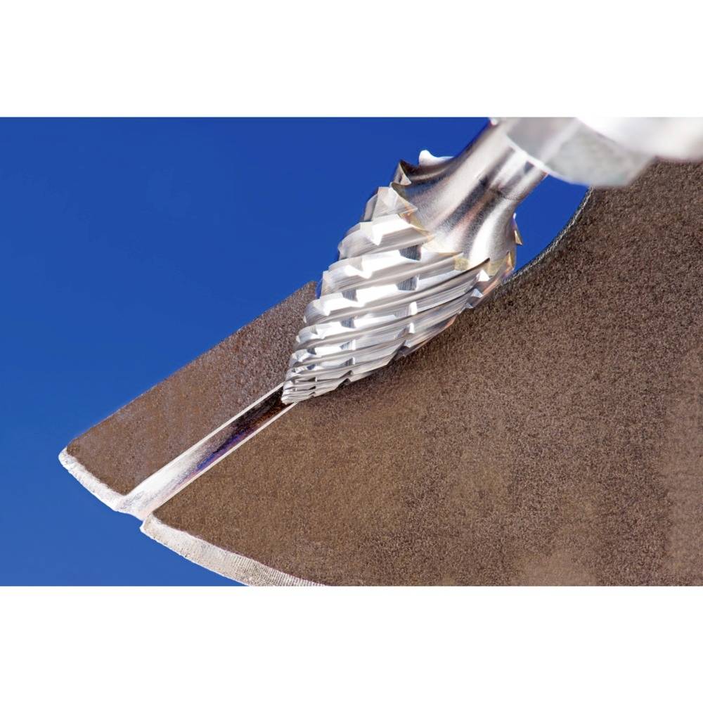 Nahaufnahme eines Bohrkopfs mit scharfen, schraubenförmigen Schneidkanten für Metallbearbeitung vor blauem Hintergrund.