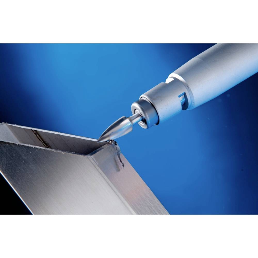 Ein Präzisionswerkzeug bearbeitet eine Metallkante. Das Bild zeigt den Prozess der genauen Kantenbearbeitung in der Metallverarbeitung.