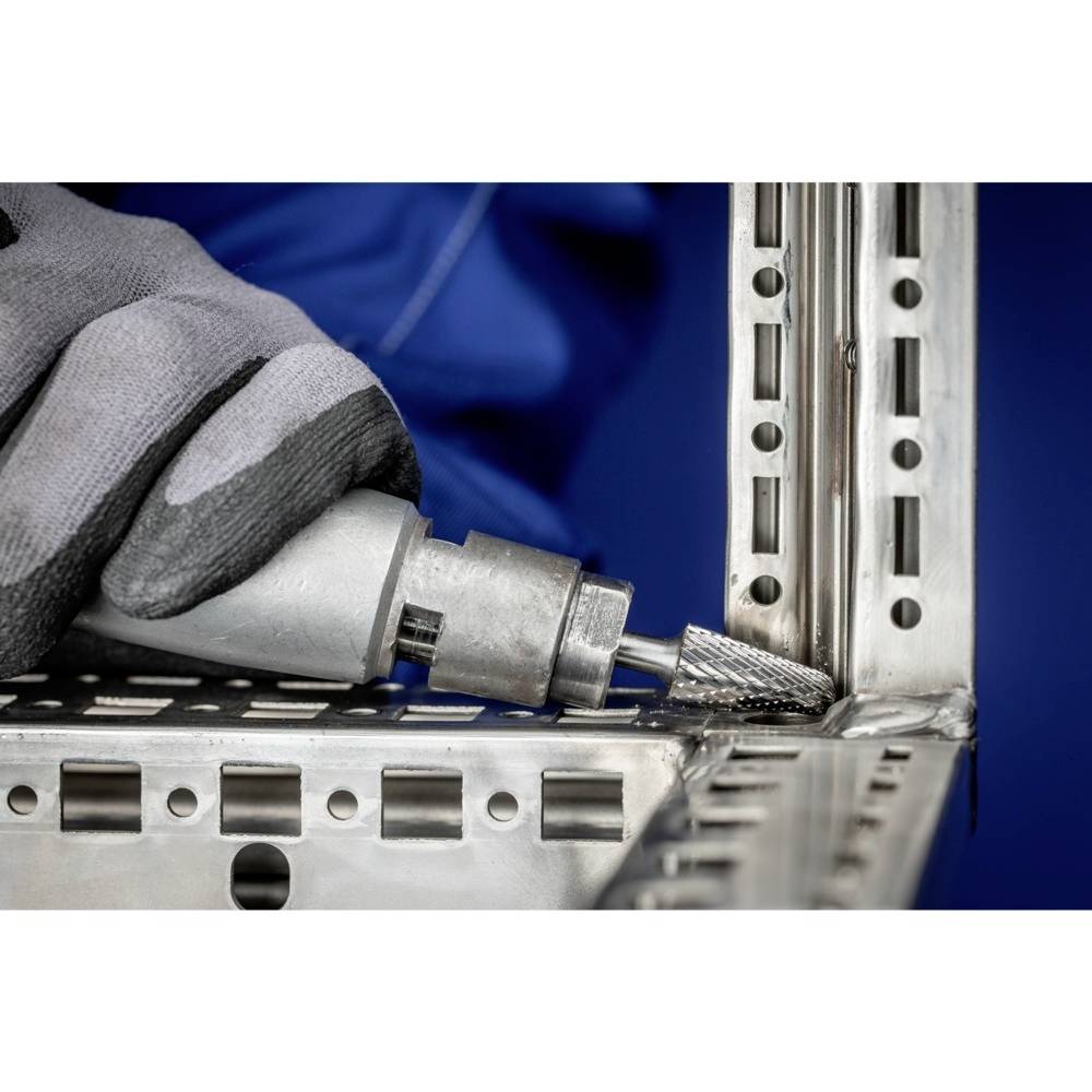 Eine Person verwendet ein Elektrowerkzeug, um Metallkanten an Regalen zu schleifen, mit Fokus auf Präzision und Sicherheit.