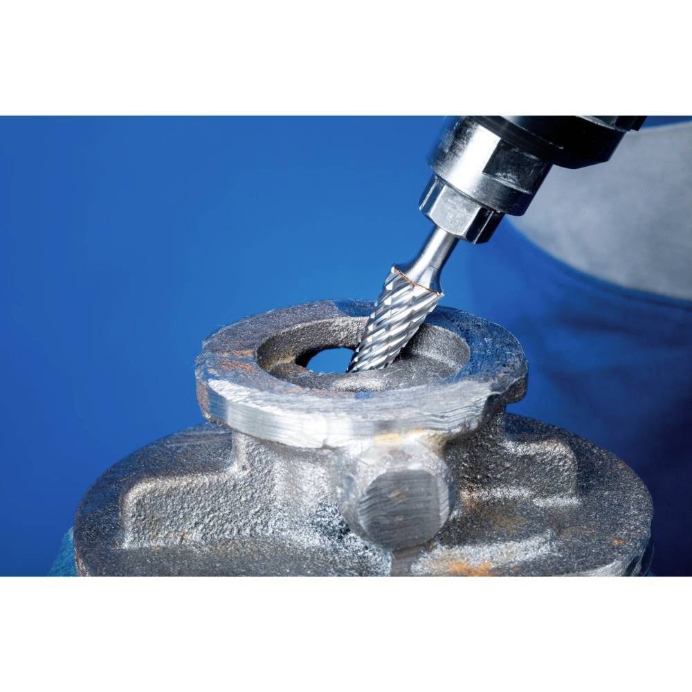 Ein Metallstück wird von einem rotierenden Fräswerkzeug bearbeitet. Nahaufnahme zeigt Detailgenauigkeit und Verarbeitung des Metalls.