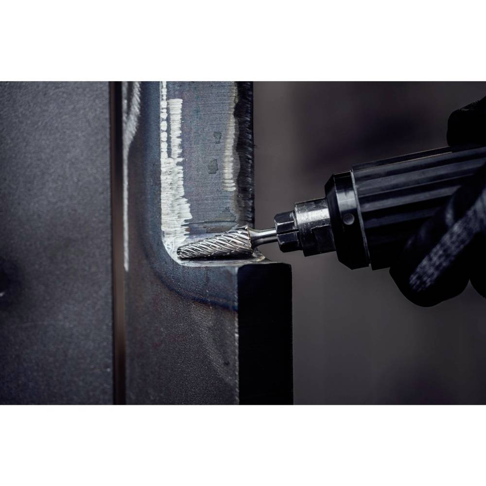 Eine Person benutzt ein elektrisches Werkzeug, um eine Metalloberfläche zu bearbeiten. Es entstehen glatte Kanten an der bearbeiteten Stelle.