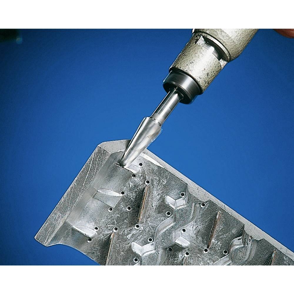 Ein Werkzeug bearbeitet eine Metalloberfläche mit einem rotierenden Fräser. Hintergrund ist blau, Hauptfokus liegt auf der Metallschneidarbeit.