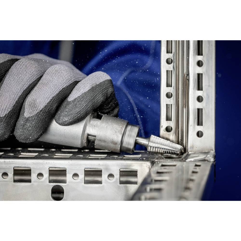 'Arbeiterhandschuh hält Bohrmaschine an Metallrahmen', ein Handwerker bei der Montagearbeiten.
