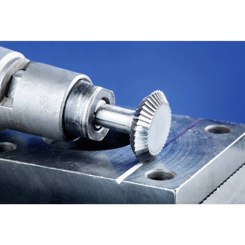 Nahaufnahme einer metallischen Fräsmaschine, die einen Werkstoff bearbeitet. Sie zeigt ein zahnradähnliches Fräswerkzeug auf blauem Hintergrund.