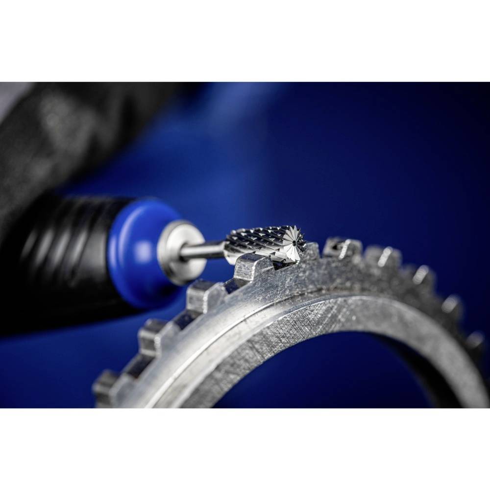 Ein geprägtes Zahnrad wird mit einem rotierenden Fräswerkzeug bearbeitet. Ein handgeführtes Werkzeug berührt die Zahnoberfläche.