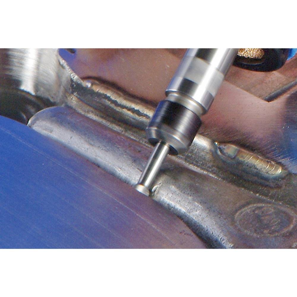 Nahaufnahme eines Schweißvorgangs, bei dem ein Werkzeug an einem Metallstück arbeitet. Das Werkzeug hat ein rotierendes Ende.