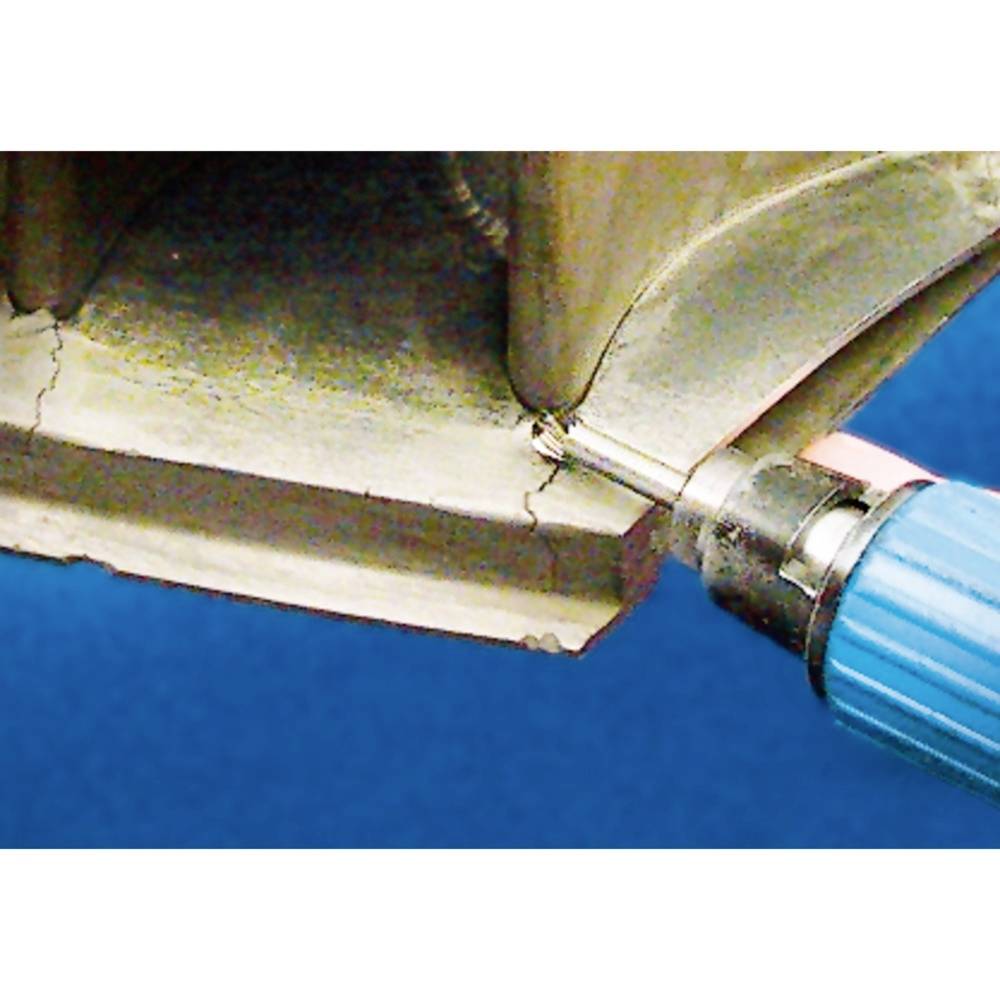 Ein blauer Handwerkzeug-Griff wird für das Schleifen eines Metallrands genutzt. Die Szene zeigt eine Nahaufnahme beim Bearbeitungsprozess.