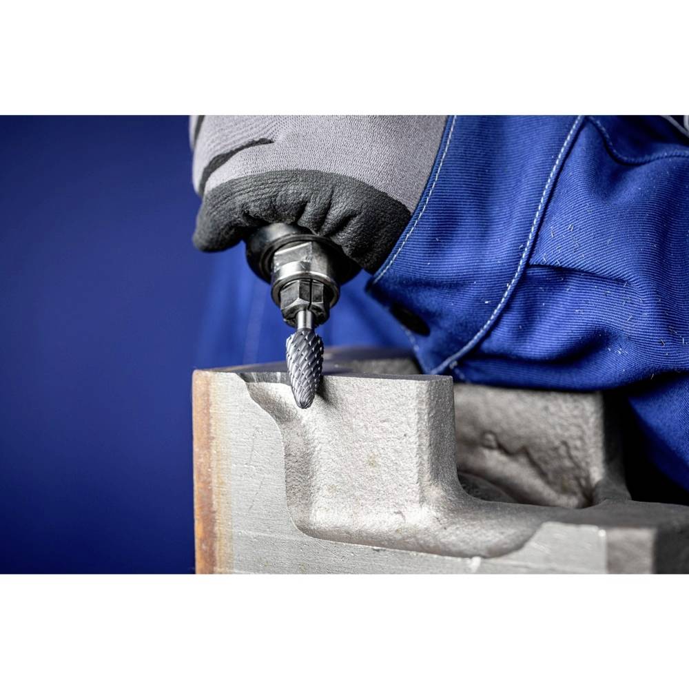 Ein Arbeiter schleift Metall mit einem rotierenden Werkzeug. Nahaufnahme der Hand, bekleidet mit einem grauen Handschuh.