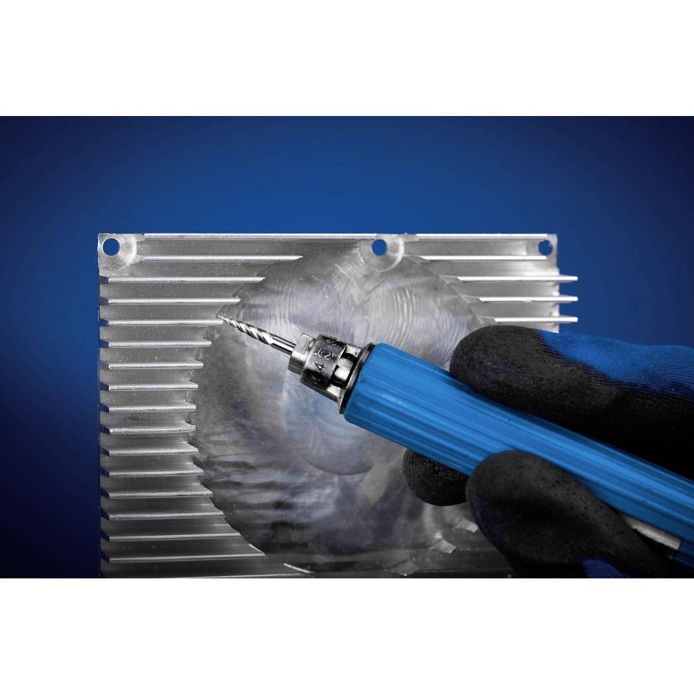 Hand mit blauem Griff hält eine rotierende Werkzeugmaschine, die an einer silbernen Metallplatte arbeitet. Blaue Hintergrundleuchte.