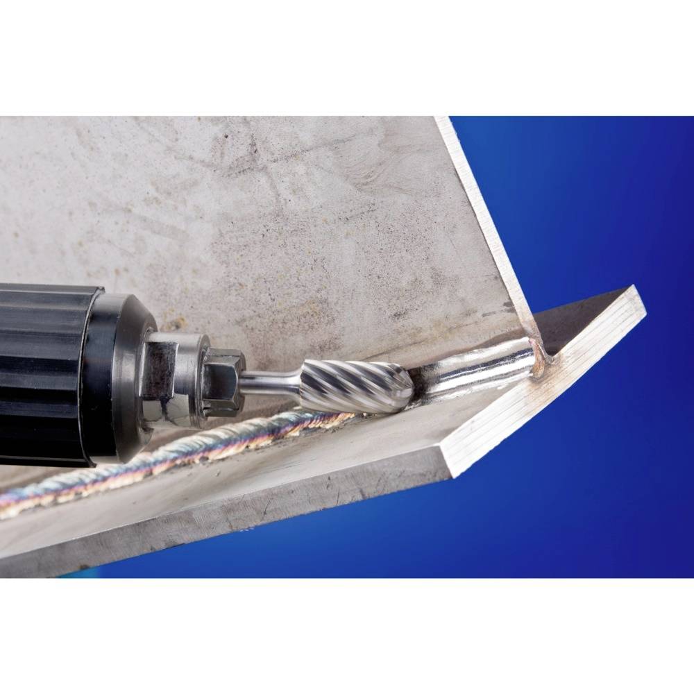 Ein Elektrowerkzeug schleift eine Schweißnaht an einer Metallecke. Die Schleifwalze bearbeitet die Naht präzise, um sie zu glätten.