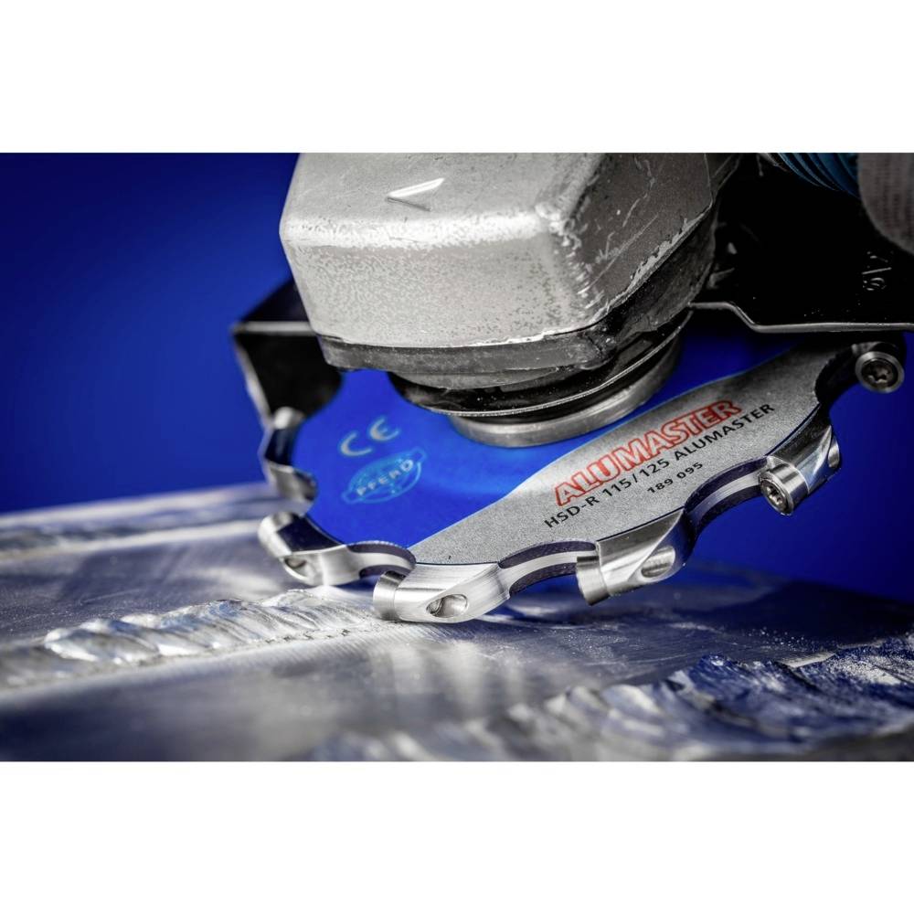 Maschine fräst Metalloberfläche. Nahaufnahme des Fräskopfs von 'ALUMASTER', mit scharfen Kanten, in Arbeitsposition auf Metall.